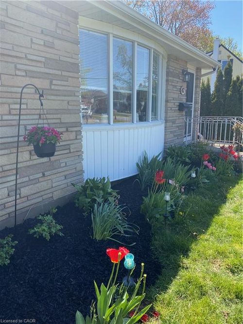 42 Louth St, Saint Catharines, ON, L2S2T4 | Card Image