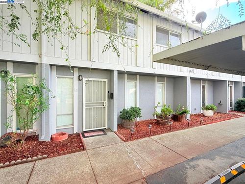 68 El Toro Ct, Fairfield, CA, 94533-2233 | Card Image