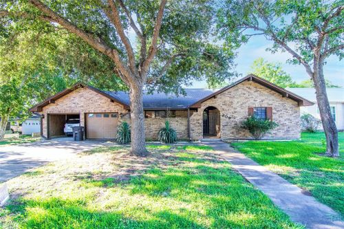 209 Simpson St, Schulenburg, TX, 78956-2230 | Card Image