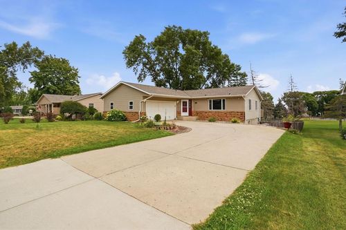 1713 6th St Sw, Willmar, MN, 56201-4010 | Card Image