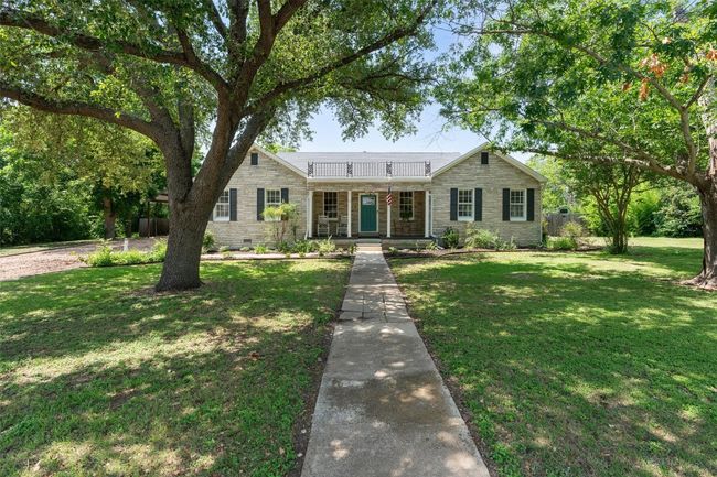 1922 W Lake Dr, House other with 3 bedrooms, 2 bathrooms and 6 parking in Taylor TX | Image 6
