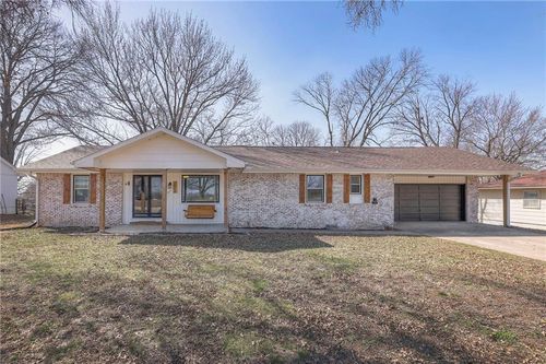 1613 S Main St, Clinton, MO, 64735-2849 | Card Image