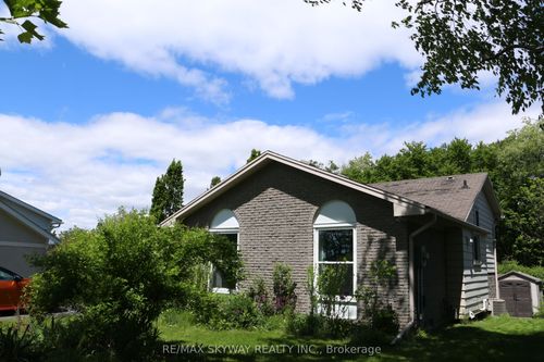 18 Matthew Crt, Kitchener, ON, N2B1W6 | Card Image