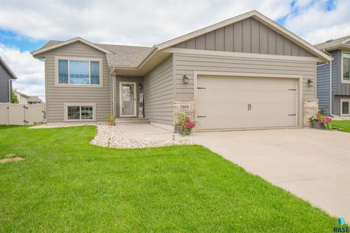 2905 S Keyrell Dr, Sioux Falls, SD, 57106-7303 | Card Image