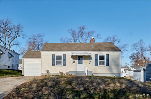 3135 La Vista Dr, Saint Ann, MO, 63074-3827 | Card Image
