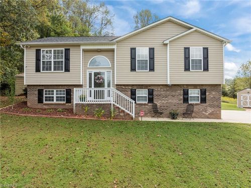 2326 Westfield Rd, Mount Airy, NC, 27030-9681 | Card Image