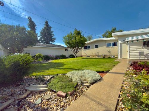 2610 20 Avenue S, House with 5 bedrooms, 2 bathrooms and 2 parking in Lethbridge AB | Card Image