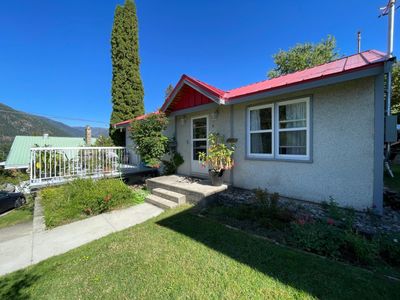 808 6 Th St, House other with 3 bedrooms, 2 bathrooms and 3 parking in Nelson BC | Image 3