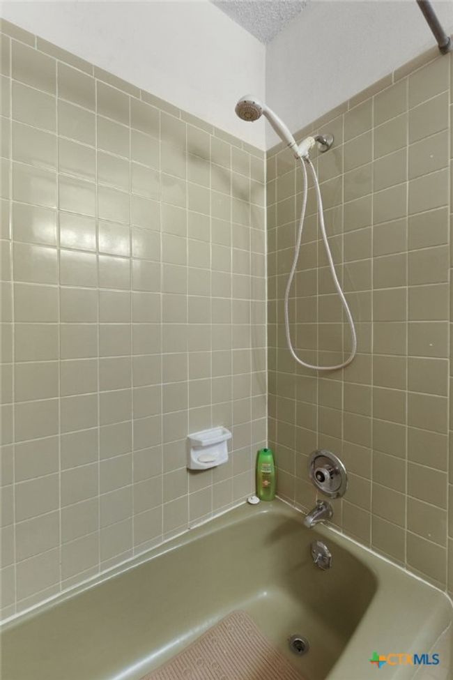 Secondary bathroom (shower/tub combo) | Image 29
