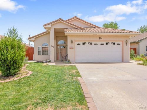 924 Cedarcrest Dr, Pueblo, CO, 81005-1570 | Card Image