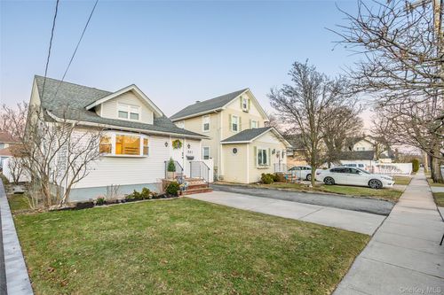 251 Forest Ave, Lynbrook, NY, 11563-3621 | Card Image