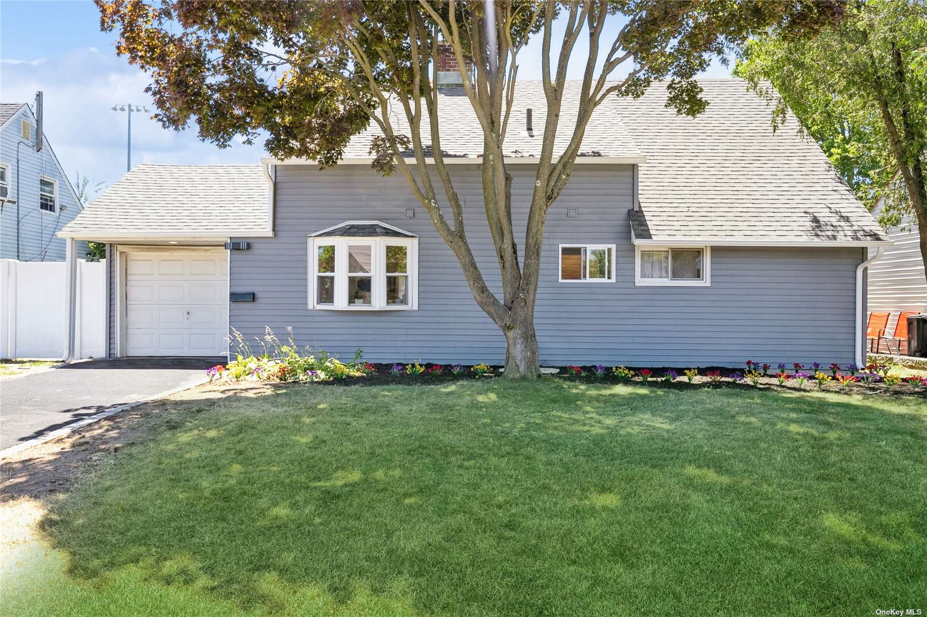 Chimney Ln, Levittown, NY 11756