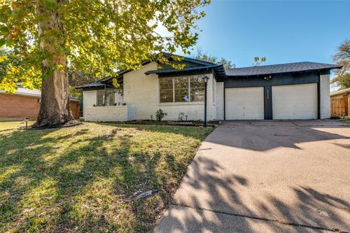 6920 Robinhood Ln, Fort Worth, TX, 76112-5624 | Card Image