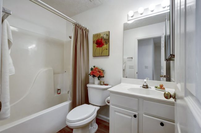 Full bathroom upstairs | Image 19