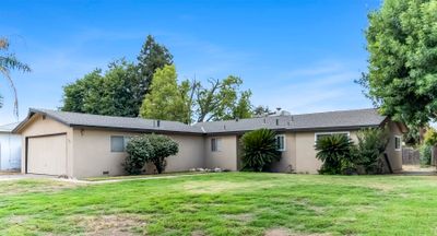 943 S Mountain Street, House other with 3 bedrooms, 2 bathrooms and null parking in Visalia CA | Image 2