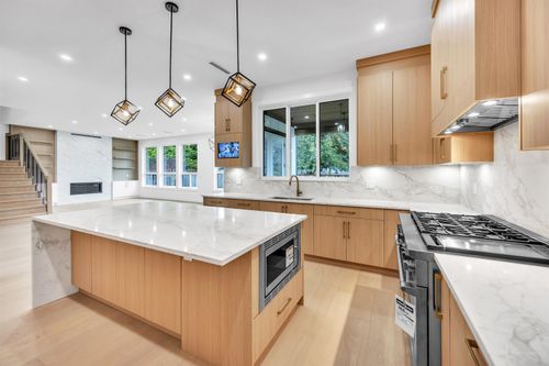 3252 Allan Rd, North Vancouver, BC, V7J3C5 | Card Image