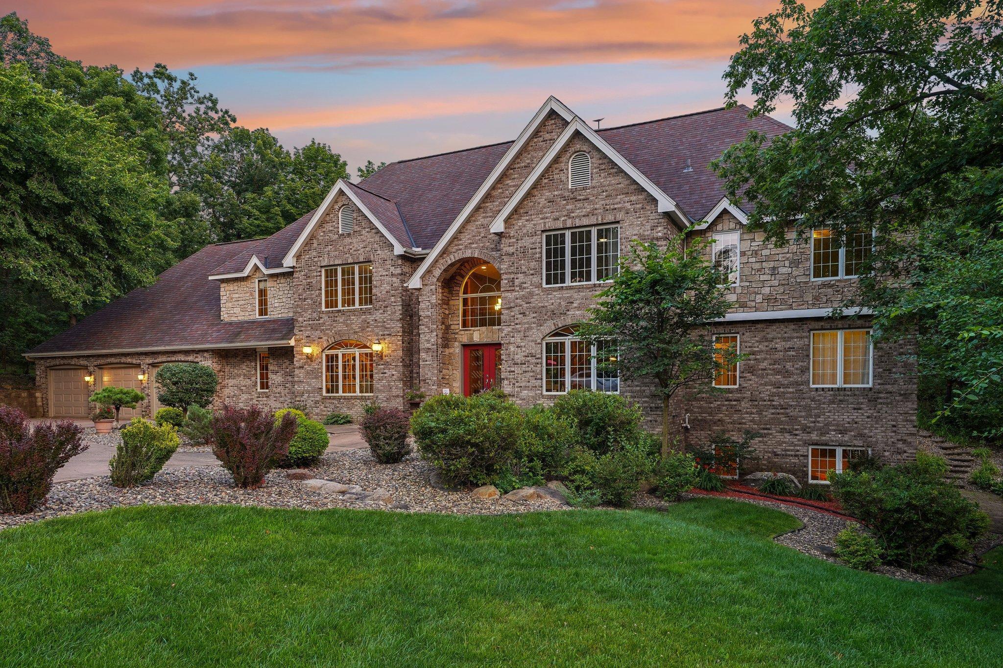 Knollwood Cir, Lakeville, MN 55044