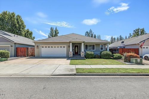 130 Glenwood Dr, Eagle Point, OR, 97524-8595 | Card Image