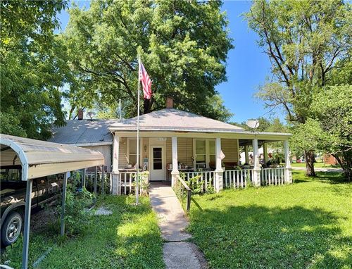 126 W 9th St, Le Roy, KS, 66857-9529 | Card Image