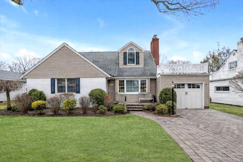 55 Vassar St, Garden City, NY, 11530-5138 | Card Image