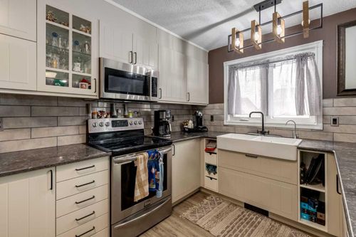 23 Beaver Place, Beiseker, AB, T0M0G0 | Card Image