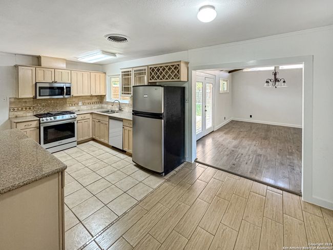 5102 Crown Ln, House other with 3 bedrooms, 2 bathrooms and null parking in Kirby TX | Image 6