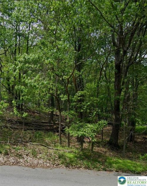 11 Seneca Rd, Mount Pocono, PA, 18344-1116 | Card Image
