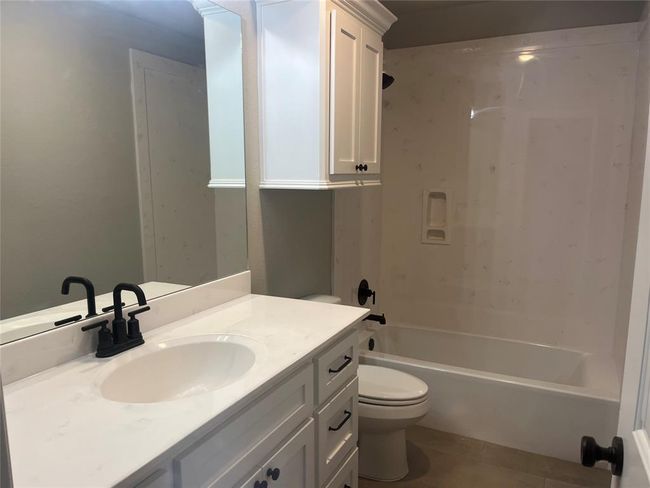 643 Longhorn Trl, House other with 4 bedrooms, 2 bathrooms and 2 parking in Angleton TX | Image 5