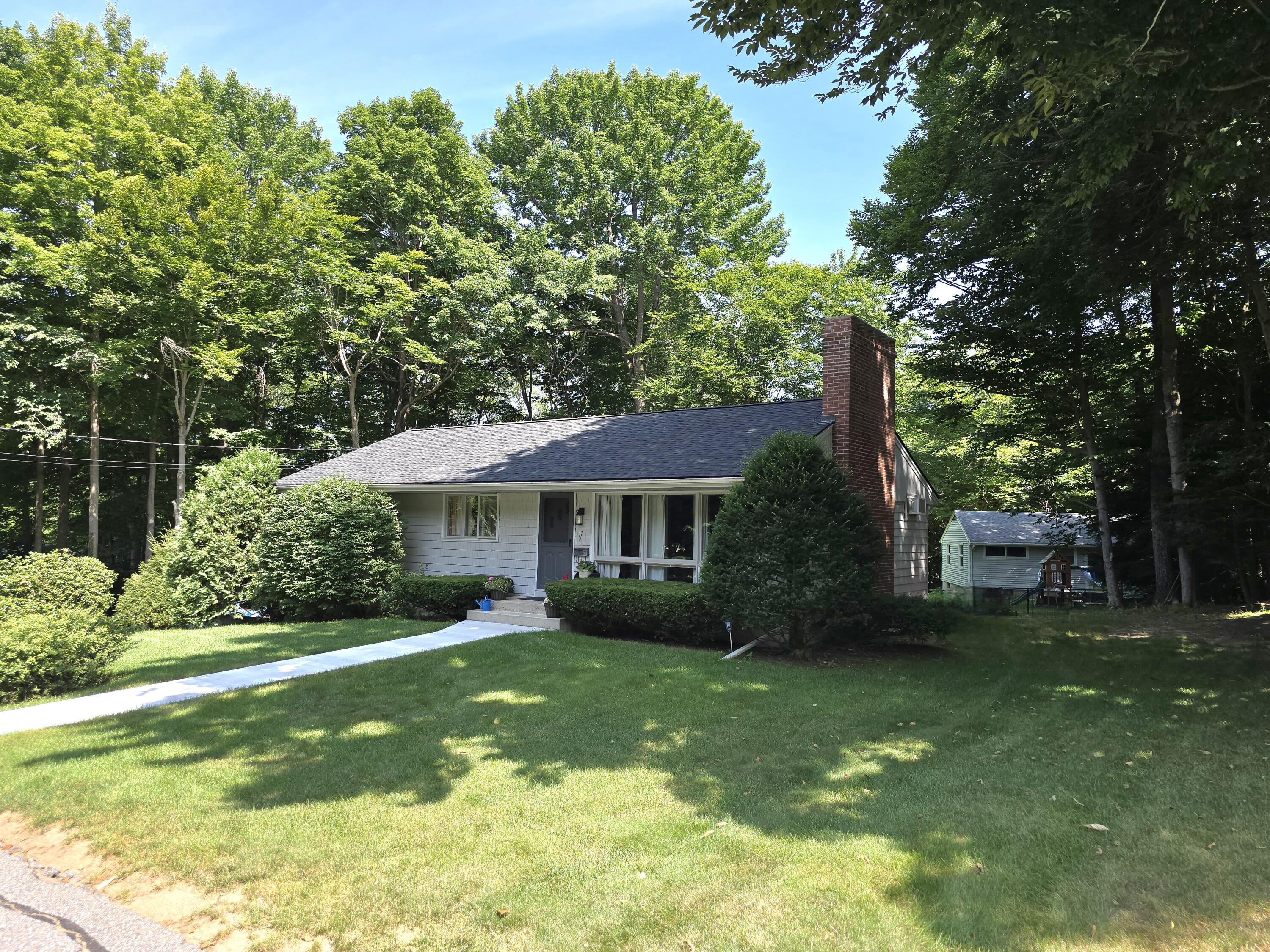 Dale St, Farmingdale, ME 04344
