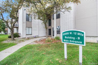 212 - 32005 W 12 Mile Road, Condo with 2 bedrooms, 1 bathrooms and null parking in Farmington Hills MI | Image 2