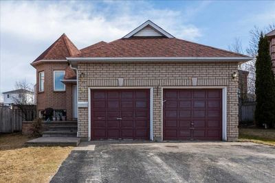 9 Kestrel Crt, House other with 2 bedrooms, 3 bathrooms and 6 parking in Barrie ON | Image 2