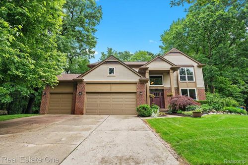 5034 Fairgrove Ln, Commerce Township, MI, 48382-1585 | Card Image