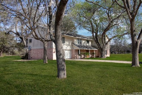 7 Glen Cove Dr, Seguin, TX, 78155-6526 | Card Image