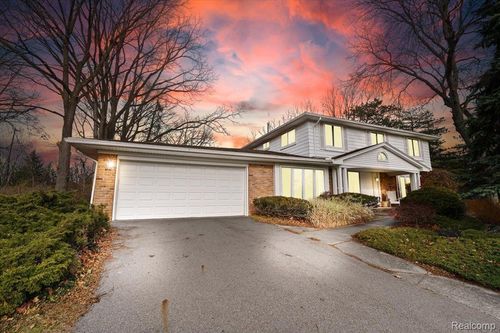 3092 Woodland Ridge Dr, West Bloomfield, MI, 48323-3564 | Card Image