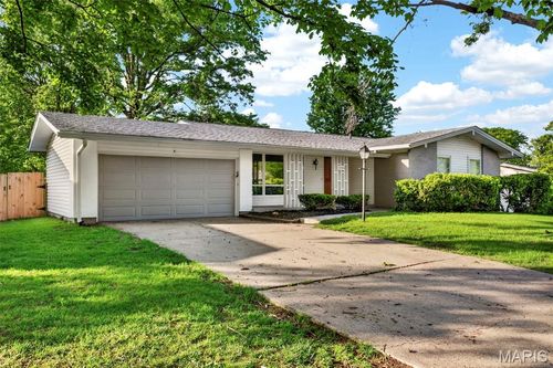 3255 Classic Dr, Florissant, MO, 63033-3707 | Card Image