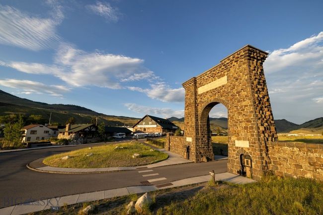 Roosevelt Arch and town of Gardiner. | Image 16