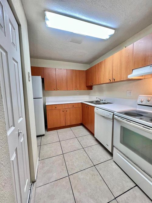 213-415 W Executive Center Dr, West Palm Beach, FL, 33401 | Card Image