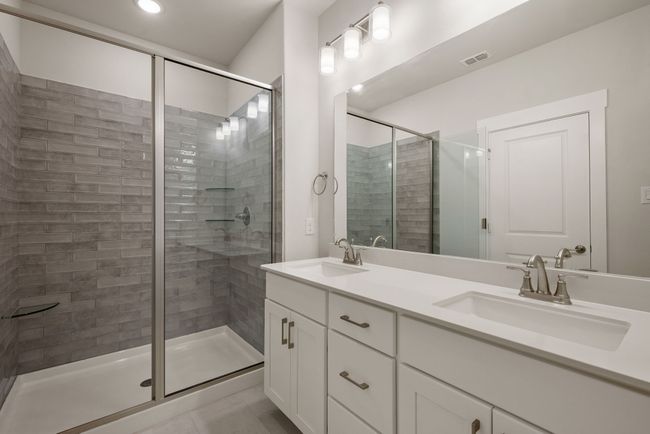 Plenty of room for two in this lovely owner's bath! | Image 15