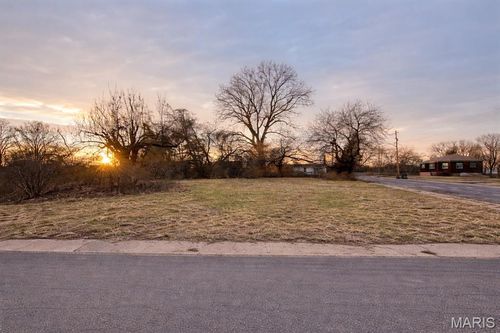 217 W 2nd St, Madison, IL, 62060-1052 | Card Image