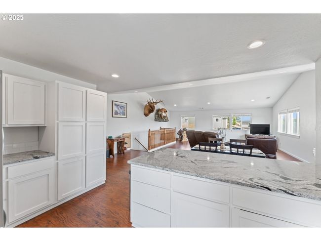 1019 Azure Way, House other with 3 bedrooms, 2 bathrooms and 2 parking in Eagle Point OR | Image 14