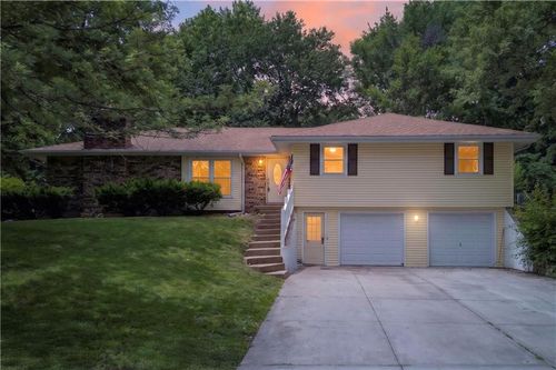 218 Oak Hill St, Lansing, KS, 66043-1439 | Card Image