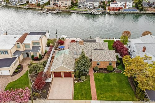209 Shore Dr, Massapequa, NY, 11758-8225 | Card Image