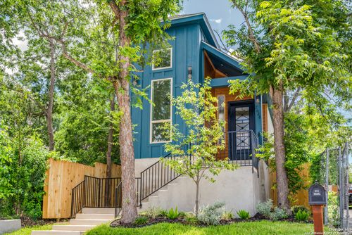 2628 E Commerce St, San Antonio, TX, 78203-2102 | Card Image
