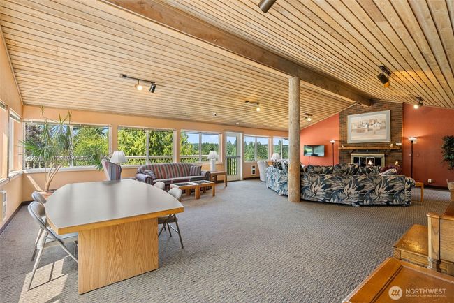 Community lounge with full kitchen for special events | Image 25