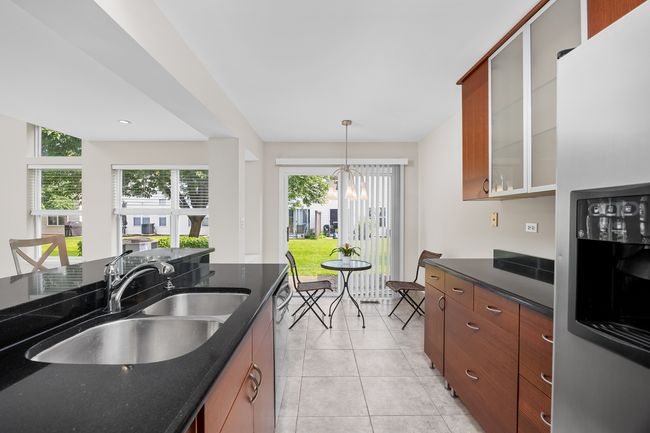 905 Huntington Dr, Townhouse with 2 bedrooms, 3 bathrooms and 2 parking in Elk Grove Village IL | Image 9