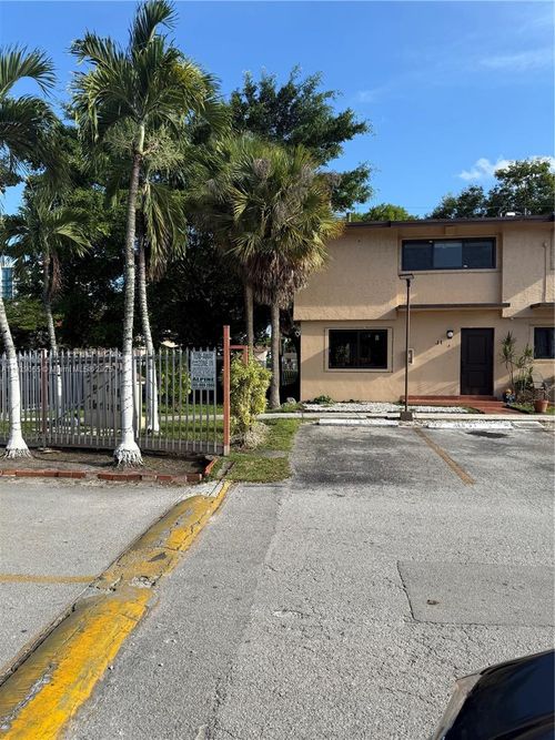 apt-j1-130 Sw 108th Ave, Miami, FL, 33174-1438 | Card Image