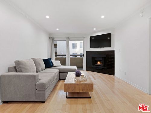 112-21520 Burbank Blvd, Woodland Hills, CA, 91367-6810 | Card Image