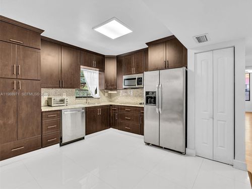 204f-770 Ne 199th St, Miami, FL, 33179-3071 | Card Image