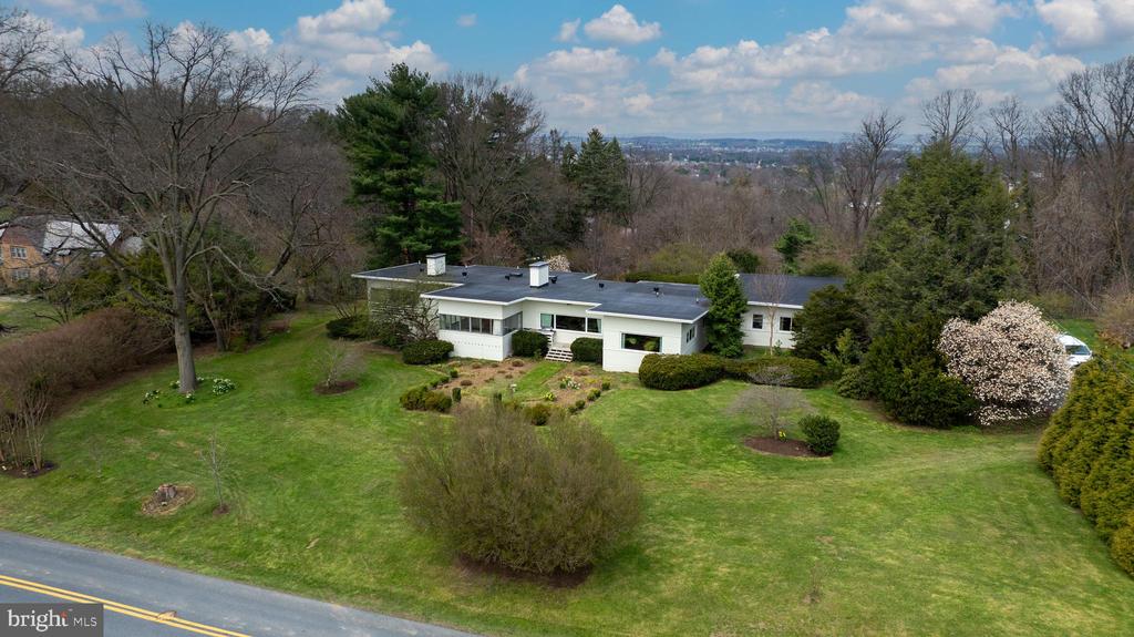 Blossom Hill Dr, Lancaster, PA 17601