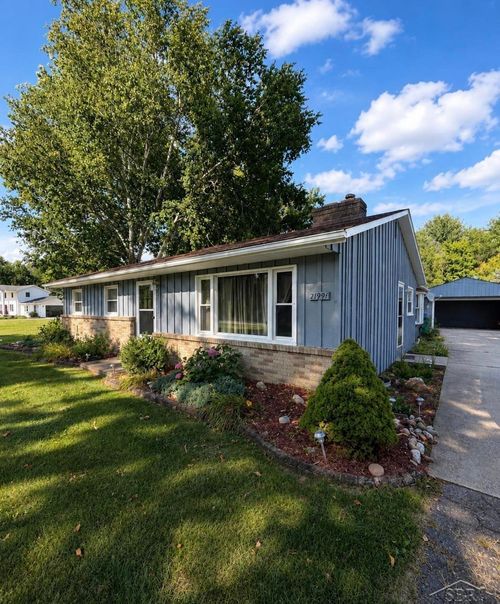 21991 Huron River Dr, New Boston, MI, 48164-9786 | Card Image